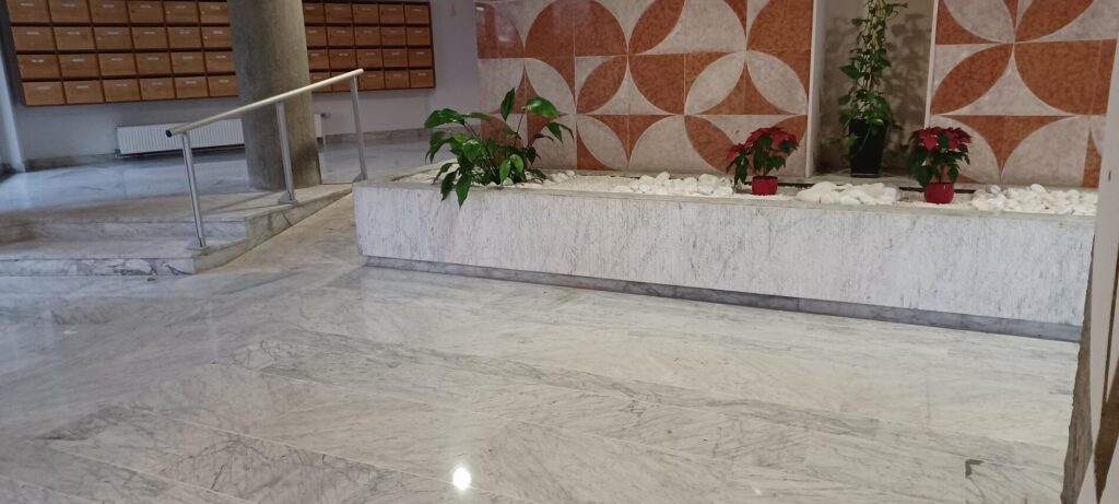 Photo du sol d'un hall d'accueil en marbre gris