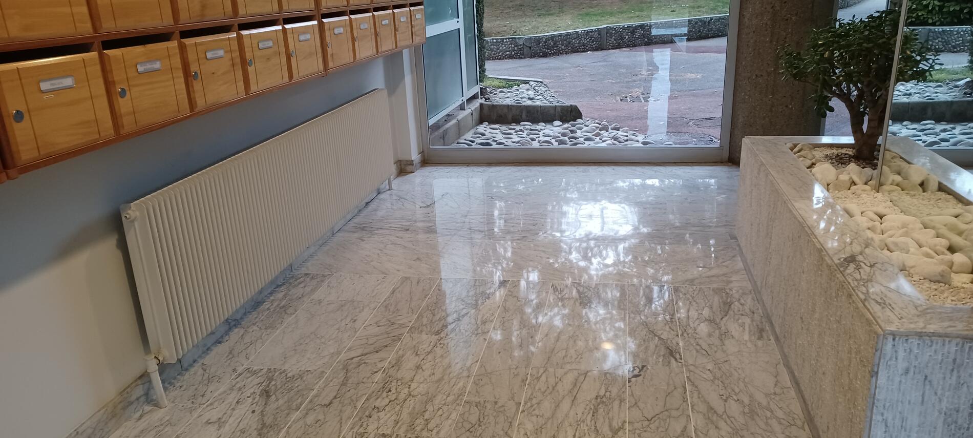 Photo d'un sol d'un hall d'entrée en marbre gris