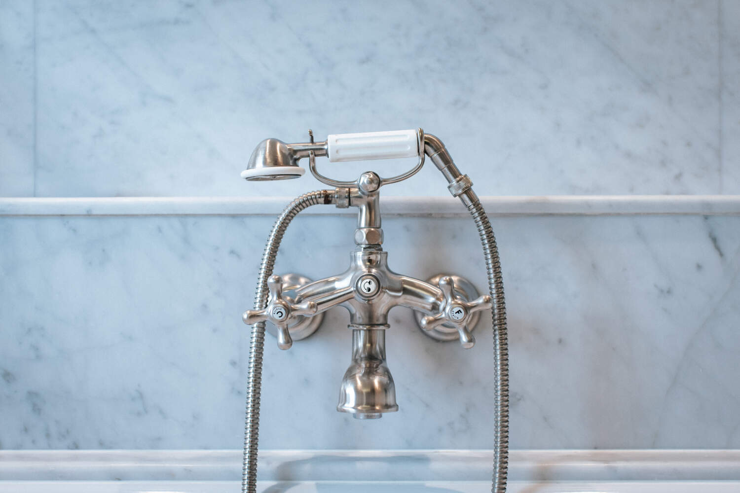 Photo du robinet d'une baignoire en marbre