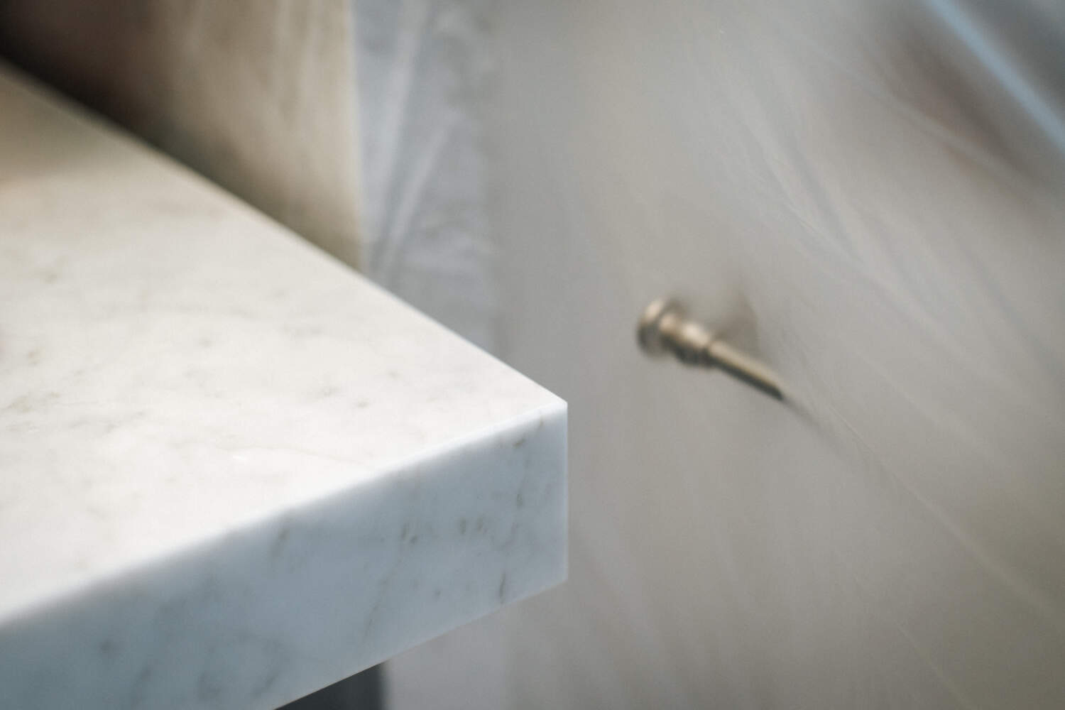 Photo d'un angle d'évier en marbre gris