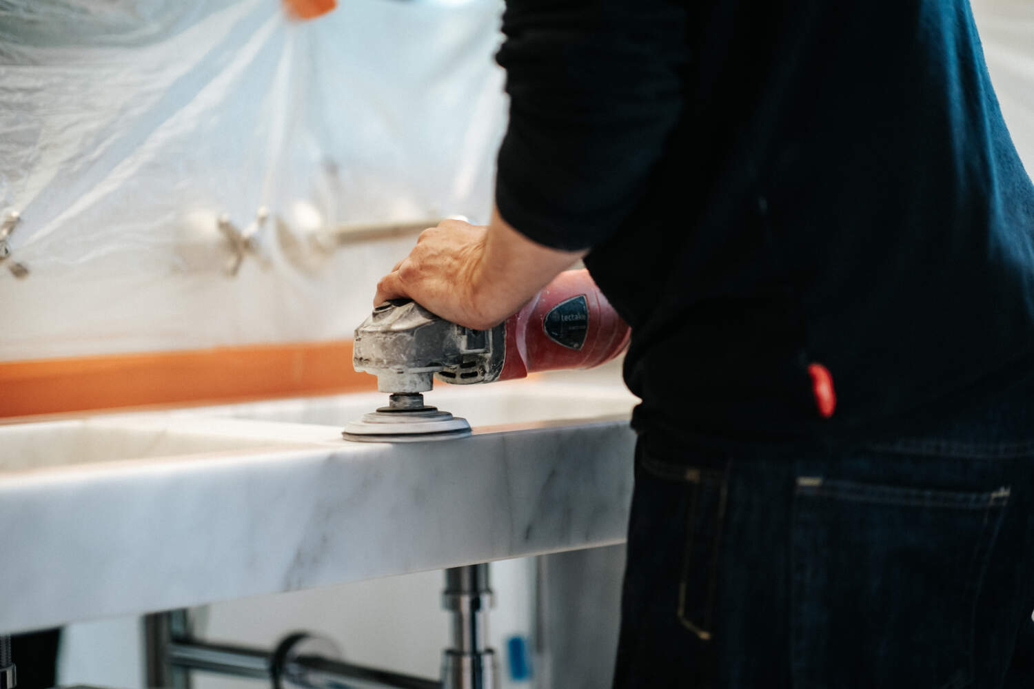 Photo de la société PC MARBRE entrain de rénover une salle de bain