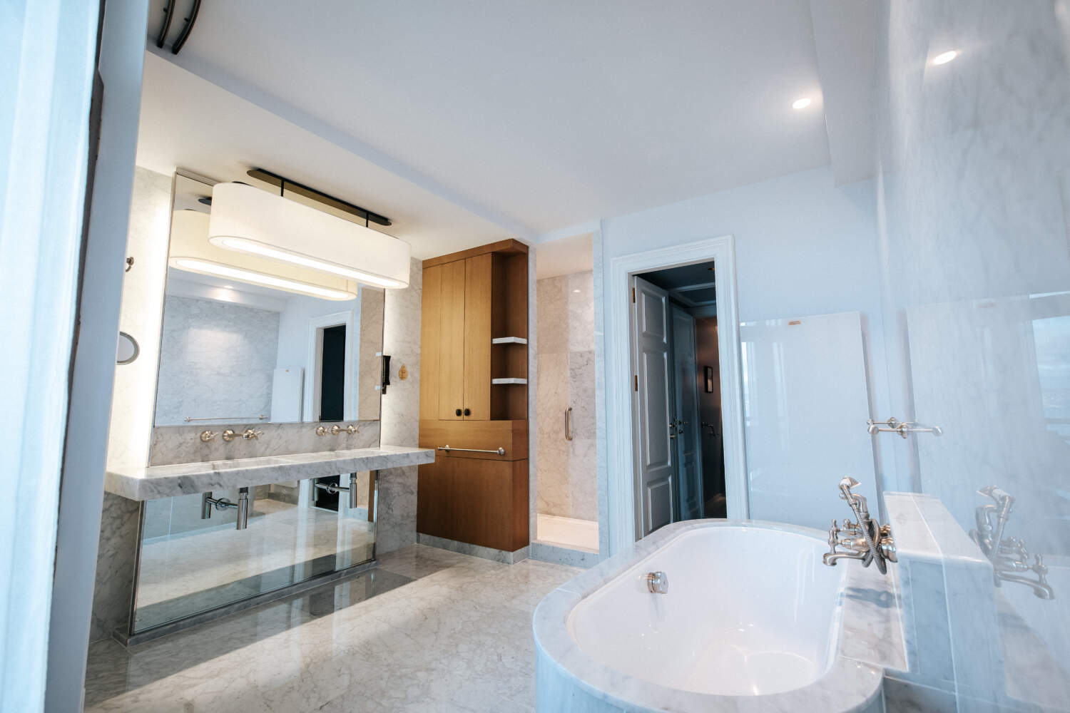 Photo d'une salle de bain en marbre gris rénovée par la société PC MARBRE - Hôtel Royal Évian