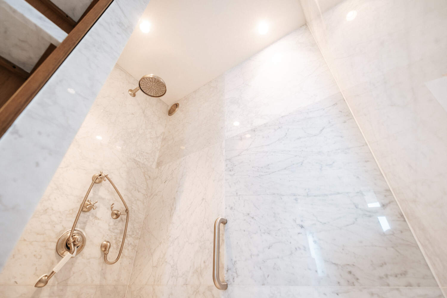 Photo d'une douche en marbre rénovée par la société PC MARBRE