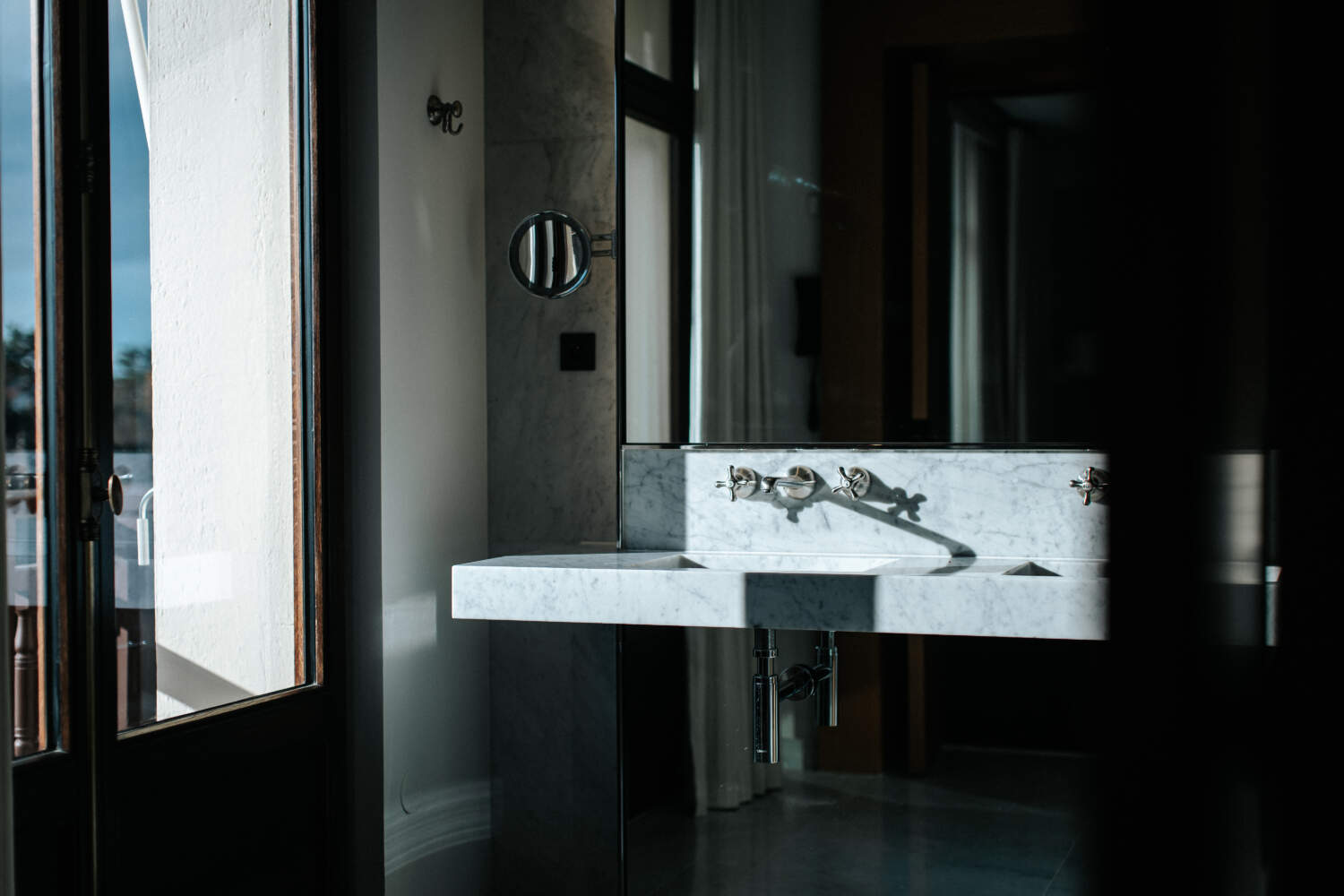 Photo d'un lavabo en marbre gris de salle de bain